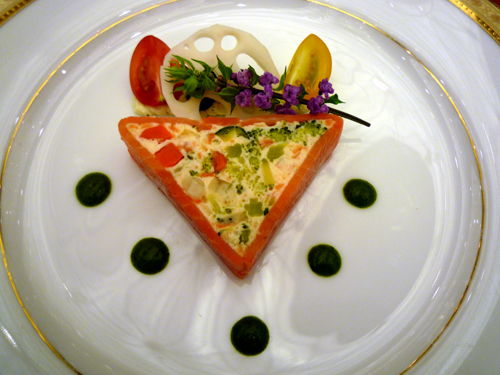 スモークーサーモントラウトと野菜のトライアングル紅白仕立てフィーヌ・ゼルブソース